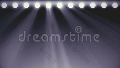 明亮的舞台灯光闪烁在白色无缝环。 动画现场照明